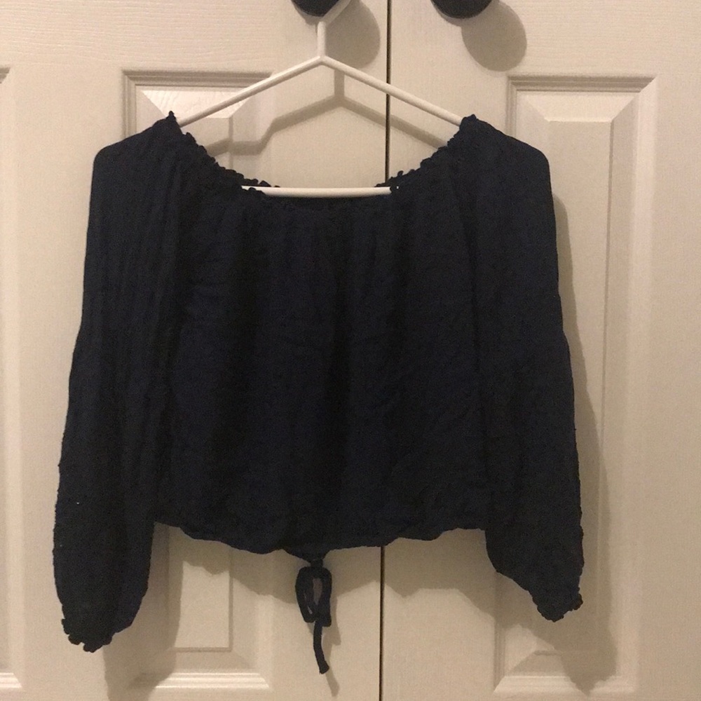 Hello! I’m selling a navy blue crop top, Super stretchy!